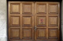 Garagentore aus Holz: Tipps für Pflege und Reinigung