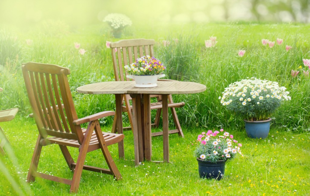 Wenn Sie Tisch & Stühle aus Teakholz wählen, sitzen Sie nichtnur auf sehr wetterbeständigen Gartenmöbeln, die sicher auch noch im nächsten Jahr vorzeigbar aussehen werden. Teakholz fühlt sich dank seiner besonderen Oberfläche auch sehr gut an. (#1)