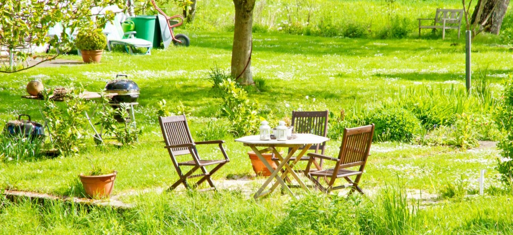 Garten & Landhausstil, das ist viel Grün. Wer einen großen Garten sein Eigen nennen darf, kann hier aus dem Vollen schöpfen. Das Mobiliar sollte entweder aus dem sehr beständigen Teak-Holz oder aus Rattan gefertigt sein. (#3)