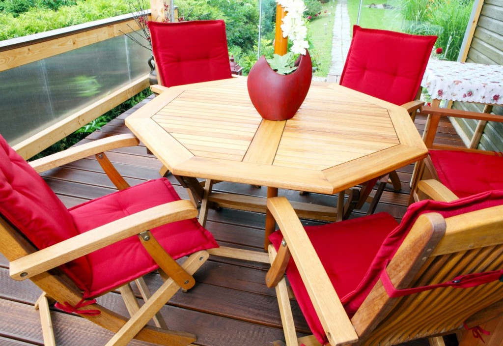 Was macht eine gemütliche Terrasse aus? Das Beisammensein? Das Ambiente, die Möbel? Na, es ist eine Vielzahl kleiner Dinge, die darauf Einfluss hat. Holzmöbel auf der Terrasse sind jedenfalls sehr förderlich. In diesem Beispiel sorgt die Farbe Rot der Sitzkissen jedenfalls für eine Stimmung der Wärme - und die tut jedem Beisammensein gut. (#4)