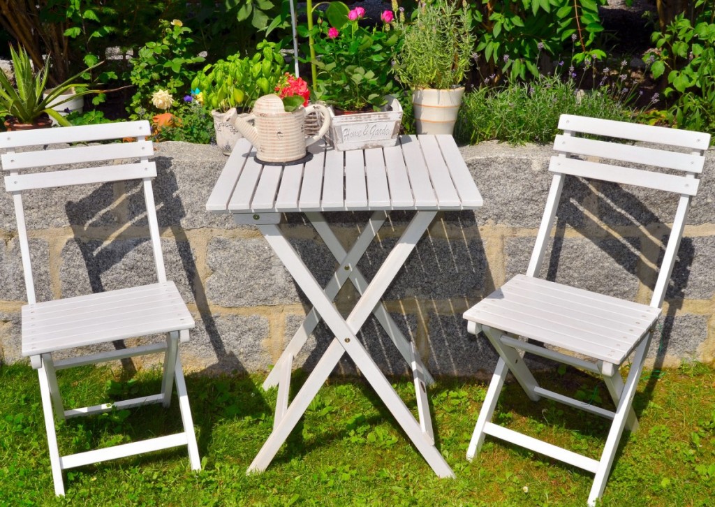 Ich weiß ja nicht, wie es Ihnen geht. Aber bei mir lösen weiße Gartenmöbel aus Holz stets Erinnerungen an ein Ostseebad aus. Ich höre das Meer rauschen und halte mir eine Muschel ans Ohr. Die weiß lackierten Stühle aus Holz sind hell und freundlich. Auf dem ebenfalls weiß lackierten Tisch können Bumen erstrahlen. Ob in einem kleinen Blumenkasten oder in einer schmucken Vase. (#8)