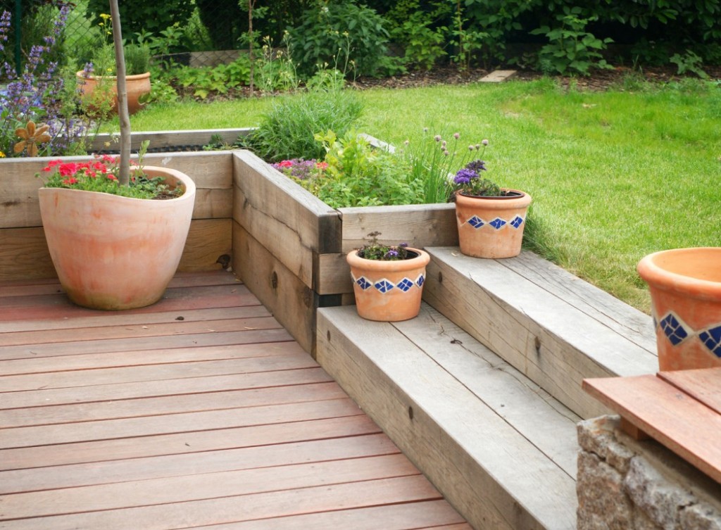 Kleine Holztreppe als Abgrenzung der Terrasse (#2)