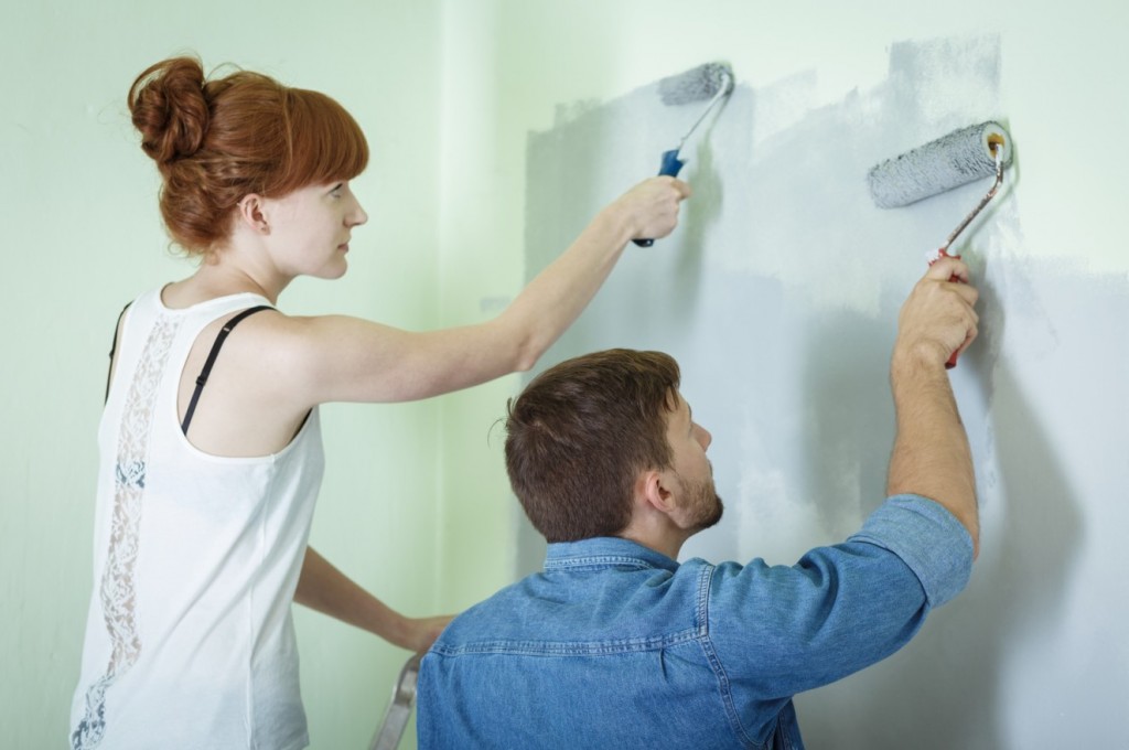 Gemeinsam für schönes Wohnen: zusammen Malern macht Spaß! Und die Wand ist früher fertig gestrichen…