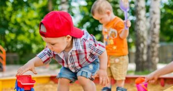 Es gibt nicht schöneres für Kinder im Sommer als im selbstgebauten Sandkasten zu spielen