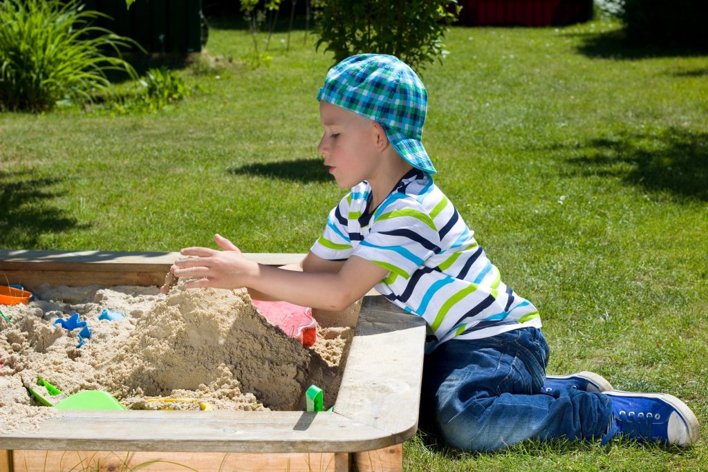 Im Sandkasten spielen kann man auch allein, klar mit anderen Kindern macht es mehr Spass