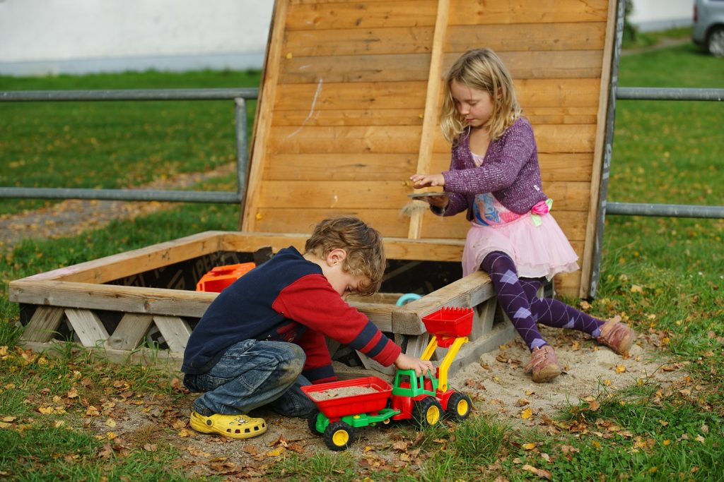  Im Sandkasten spielen eine Beschäftigung für die Kids egal welchen Alters