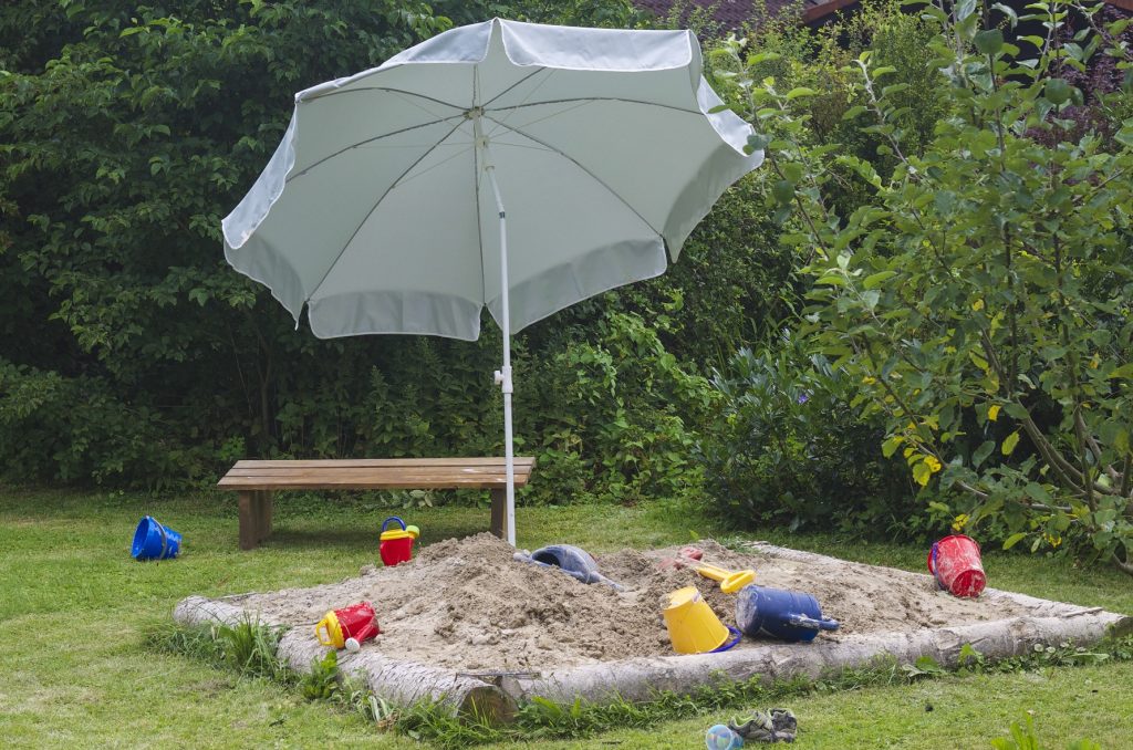 Sand, genug Spielzeug ein Traum für die Kinder