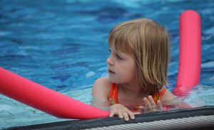 Auch die gute alte Schwimmnudel kann als Zugluftstopper herhalten. (#2)