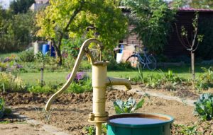 Pumpe selbst bauen, damit es im Garten plätschert. Natürlich soll die Pumpe nicht von Hand betrieben sein, bitte schön. (#1)