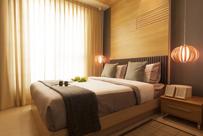 Wohnungsgestaltung Schlafzimmer: Wenn es nicht ganz so schick sein muss, mit Europaletten lässt sich auch ein Bett zaubern. (#06)