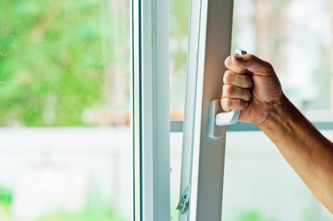 Die einfachste aller Maßnahmen zum Haus absichern: Beim Verlassen des Hauses alle Fenster und Türen richtig verschließen. (#1)