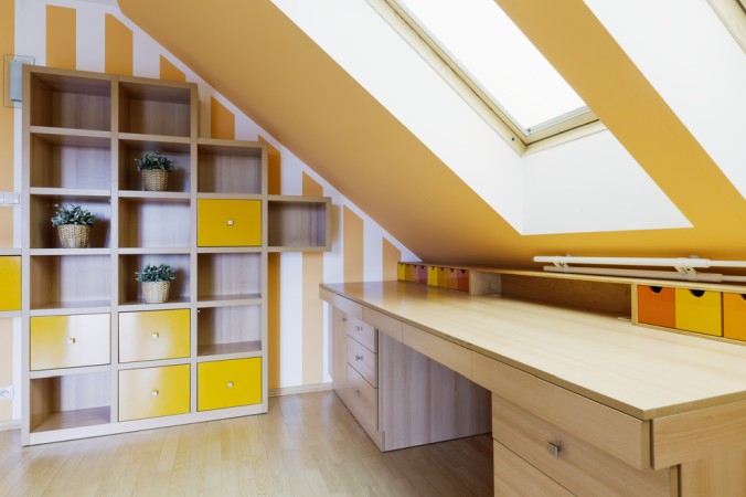 Am Einfachsten kann man mit Regalen Stauraum unter den Dachschrägen schaffen. ob vom Schreiner oder dem Möbelhaus, hier gibt es keine Grenzen (#1)