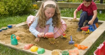 Sandkasten aufstellen: Planung und Tipps für den ungetrübten Buddelspaß