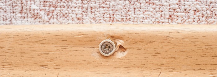 Fußbodenleisten anbringen: Auch das Anbringen mit Schrauben hat seine Vorteile. (Foto: Shutterstock - VVVproduct)