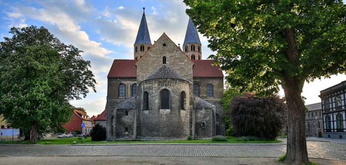 Halberstadt ist bekannt für seine reichen kulturellen Einfärbungen, zudem für seine beschaulichen Kirchen, Museen und Denkmäler.(Fotolizenz-shutterstock: German Globetrotter_)