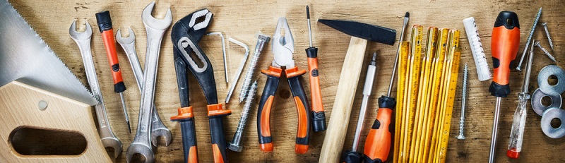 Beim Hausbau setzt ein Heimwerker setzt in erster Linie auf die bekannten Werkzeuge.  ( Foto: Shutterstock-stockcreations _)