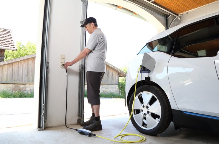 Die Ladestation oder Wallbox im Haus ist eine angenehme Alltagserleichterung - und sichert ein stromtechnisches Auftanken ohne Wartezeiten. Zudem kann der möglicherweise selbst erzeugte Strom aus der Solaranlage hier sinnvoll und kostensparend eingesetzt werden. Kein Indikator für Luxus, aber eine sinnvolle Investition, wenn man nicht jeden Cent fünfmal umdrehen muss. (Foto: shutterstock - riopatuca)