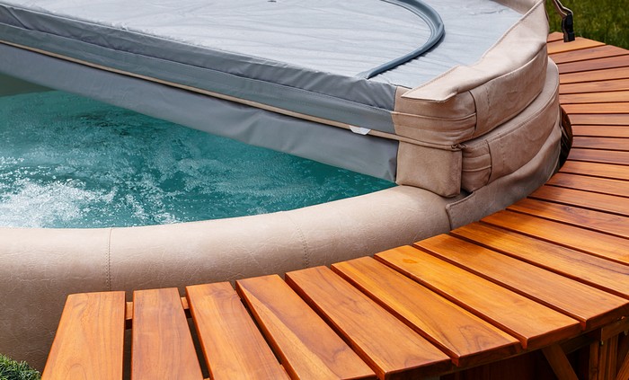 Für Viele ist der Outdoor Whirlpool ein Inbegriff von Luxus-Haus (Foto: shutterstock - stocksolutions)