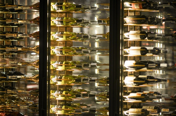 Bewohner eines Luxus-Hauses sind pflichtgemäß auch Weinkenner. Es ist klar, dass die edlen Tropfen auch nachhaltig gelagert werden müssen. Ein Weintemperierschrank ist da unerlässliche Pflicht. (Foto: shutterstock - BenChaYaPa)
