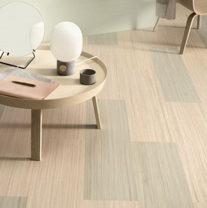 Linoleum in Holzoptik: Forbo Marmoleum Modular Lines "T5230 white wash" (100 x 25 cm) (Foto: Bricoflor)