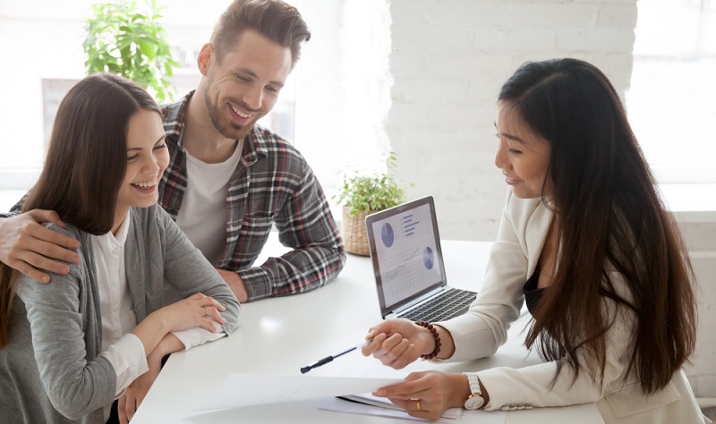 Der Makler sollte seine Referenzen vorzeigen können. Er sollte einen Namen in der Branche haben und wenigstens im Branchenverband organisiert sein. ( Foto: Shutterstock-fizkes)