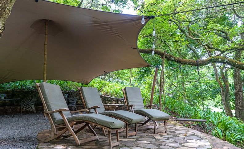 Sonnensegel stellen eine günstige Variante des Sonnenschutzes für die Terrasse dar. Sie sind einfach aufzuspannen und können flexibel befestigt werden.  ( Foto: Shutterstock-OlegD  )