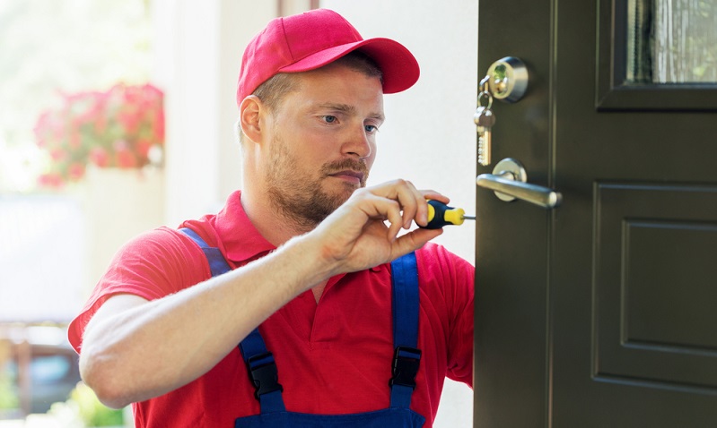 Durchschnittlich fallen für eine <strong>Türöffnung im Notdienst</strong> rund 193 Euro an, wobei der maximale Betrag bei 530 Euro liegt.  ( Foto: Shutterstock-ronstik  )