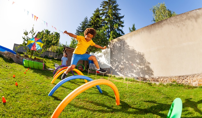 Ab einem gewissen Alter der Gäste bringen diese meist ihre Kinder mit, was vor allem für Partys in den Nachmittagsstunden gilt. Die passende Idee ist gefragt, mit der die kleinen Gäste gut beschäftigt werden können. ( Foto: Shutterstock-Sergey Novikov)