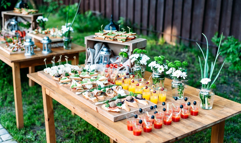 Ob es nun ein großes Grillbuffet wird oder ob ein Caterer das Essen bringen soll, ist letzten Endes budgetabhängig. (Foto: Shutterstock- Iuliia Shcherbakova )