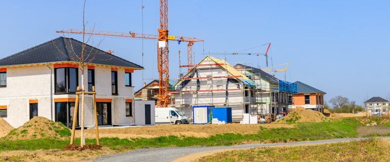 Wer ein Fertighaus errichtet, um es zu vermieten, muss früher mit Reparaturen rechnen. Dabei kommt es auch noch auf das Baujahr an, wenn man statt einem Neubau eine gebrauchte Immobilie erwirbt. (Foto: Shutterstock- nnattalli )