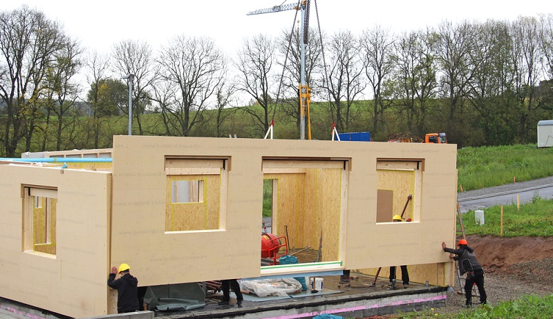 Wer heute ein Fertighaus errichtet bzw. errichten lässt, der kann davon ausgehen, dass das verwendete Holz deutlich besser gegen den Befall durch Ungeziefer geschützt ist als ein altes Haus aus dem Jahr 1980.( Foto: Shutterstock-Augenstern )