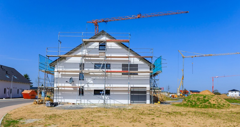 Wie können wir beim Hausbau Geld sparen? Wollen wir ein kostengünstiges Fertighaus bauen? (Foto: Shutterstock-_nnattalli )