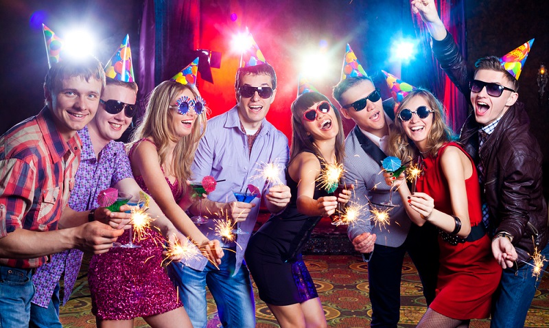 Eine tolle Idee die Urlaubsparty, jeder Gast bringt sich aus seine Weise mit seinen Ideen mit ein.( Foto: Shutterstock-YanLev _)