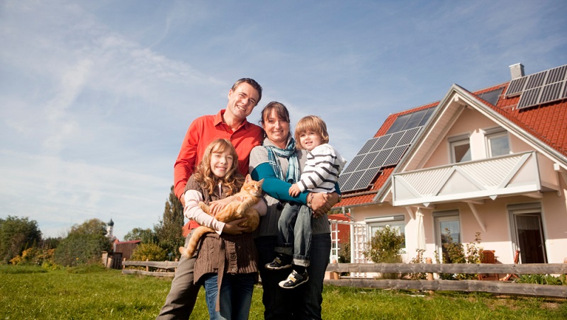 Die Anschaffungskosten belasten das Budget einer Familie aber es wird sich lohnen ( Foto: Shutterstock-_Altrendo Images )