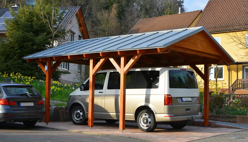 Ein Carport gibt es in unterschiedlichen Materialien ( Foto: Shutterstock- klikkipetra_)