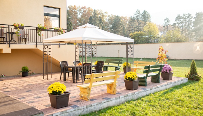 Ein freistehender Pavillon ist eine gute Möglichkeit für einen Beschattung im Garten ( Foto: Shutterstock-Zurije)