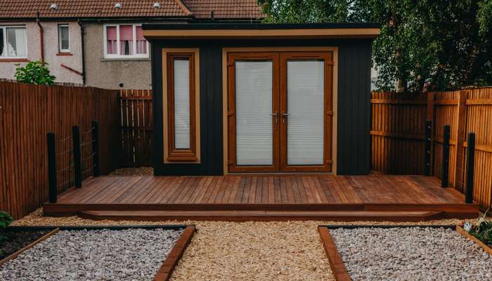 Ein Gartenhaus lässt sich unterschiedlich gestalten. (Foto: Shutterstock- Mark Wild Photography )