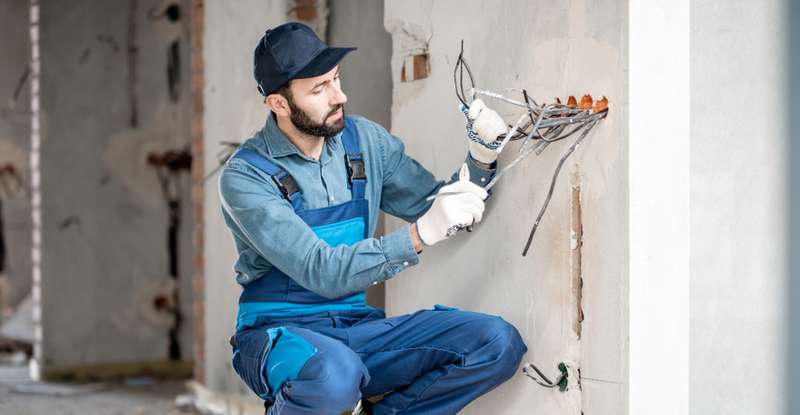 Steckdosen braucht man in ausreichender Anzahl in jedem Raum ( Foto: Shutterstock-RossHelen)