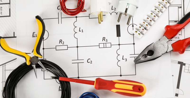 Geht es um Industriestandards im Hausbau fällt auch der Begriff RAL regelmäßig. Auch hierbei handelt es sich um beim Bauen wichtige Richtwerte. ( Foto: Shutterstock-New Africa) 