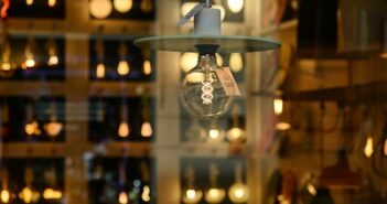 LED E27 warmweiß: Leuchtmittel in verschiedenen Varianten ( Lizenzdoku: Shutterstock-Antonello Marangi_)