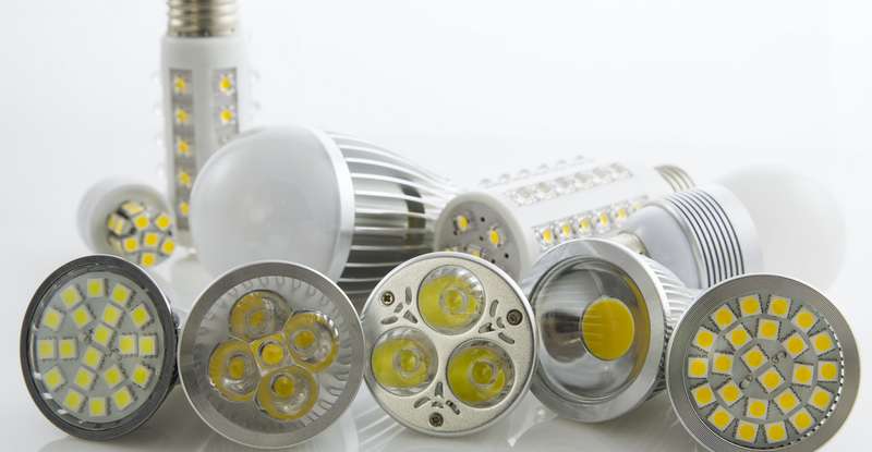 Verbraucher können sich zudem entscheiden, ob sie die LED E27 in warmweiß in Globus- oder Röhrenform wählen möchten. ( Lizenzdoku: Shutterstock- ludinko)