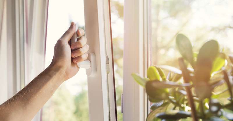 Hilfe naht wenn ein Fenster gekippt ist ( Lizenzdoku: Shutterstock- ronstik )