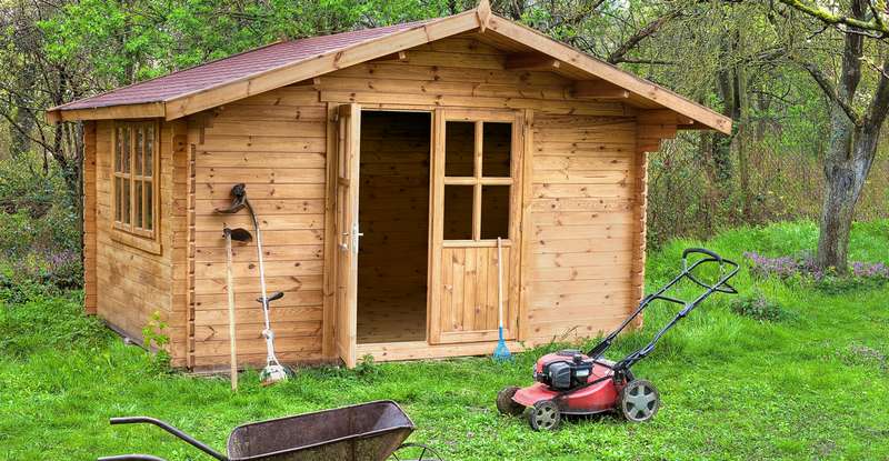 Bei einer Aufzählung der Vorteile von Gartenhäusern muss auch berücksichtigt werden, dass diese eigentlich zur Unterbringung von Gartengeräten gedacht waren. ( Foto: Shutterstock -Peter Vanco )