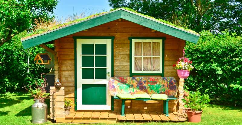 Die Vorteile des Gartenhäuschens: seine ruhige Lage, die Abgeschiedenheit vom Wohnhaus und die Möglichkeit, die Türen zu schließen. ( Foto: Shutterstock- Brinja Schmidt )