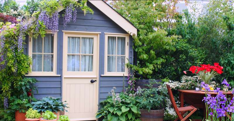 Ein Holzhaus hat nicht zwingend eine kürzere Lebensdauer als ei Gartenhäuschen aus Stein! (Foto: Shutterstock cycreation)