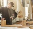 Maßangefertigte Möbel oder doch eher Massenware? ( Foto: Adobe Stock - Friends Stock )