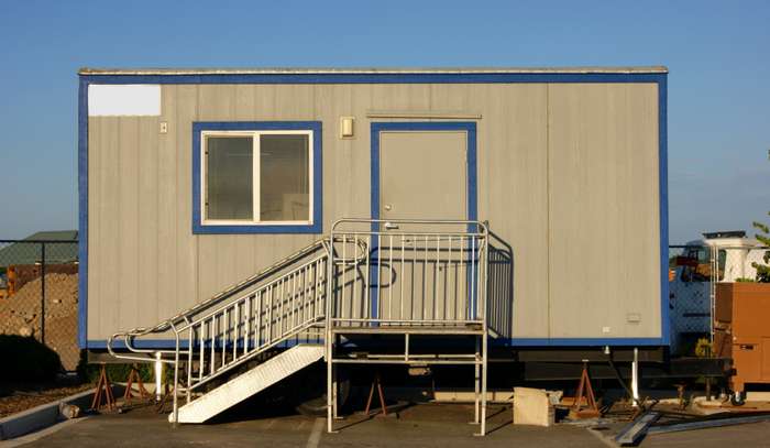 Grundsätzlich dienen alle Wohncontainer auf Baustellen auch dem Schutz der sich vor Ort befindlichen Personen. ( Foto: Adobe Stock- jdoms ) 