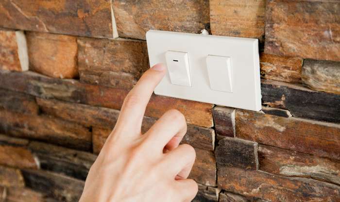 Es ist einfach nur ein Lichtschalter? Weit gefehlt, denn Steckdosen und Lichtschalter bilden im besten Fall eine Einheit und entstammen einem Schalterprogramm. ( Foto: Adobe Stock - twinsterphoto )