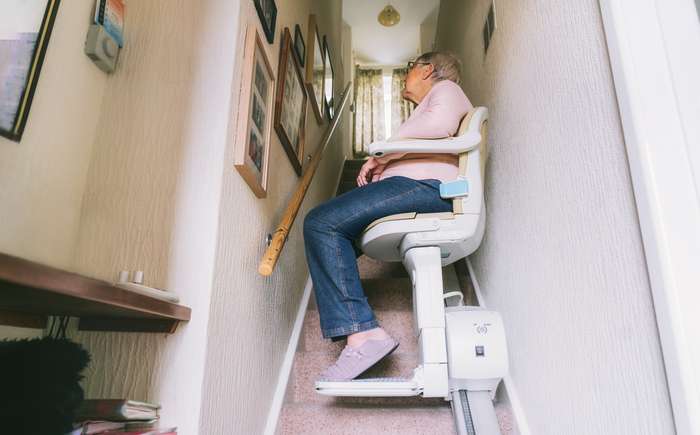 Ein einfacher Treppenlift ist meistens mit einem klappbaren Sitz ausgestattet. ( Foto: Adobe Stock - okrasiuk )
