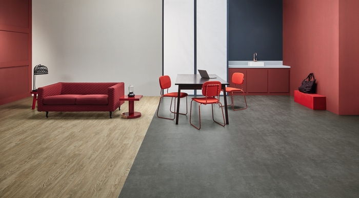 Vinylboden ist zunehmend beliebter in deutschen Wohnzimmern. Hier zwei extravagante und robuste Beispiele: Enduro Dryback "69182 Neutral Pine" und Enduro Dryback "69202 Mid Concrete" (Foto: Forbo Flooring GmbH)